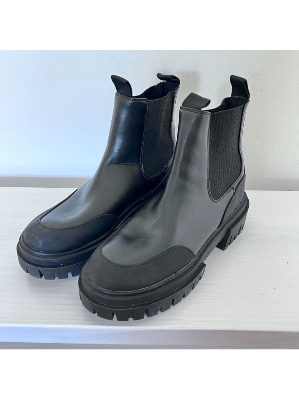 Steve Madden Womens Sz 8 Black Chelsea Chunky Lug Sole Ankle Boots Vegan Leather - Picture 1 of 12
